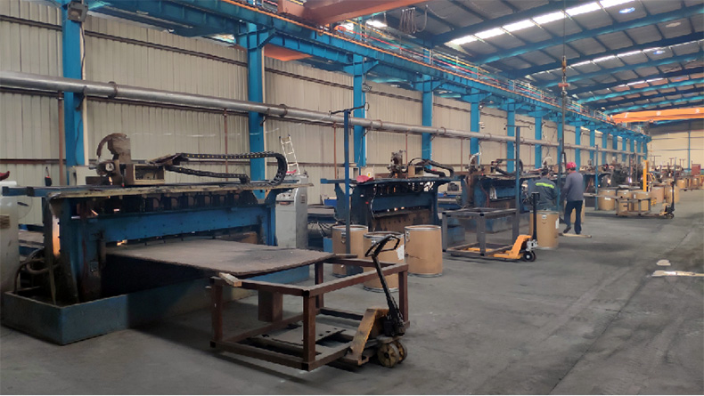 耐磨鋼板廠家車間的耐磨板生產線實拍展示(圖1)