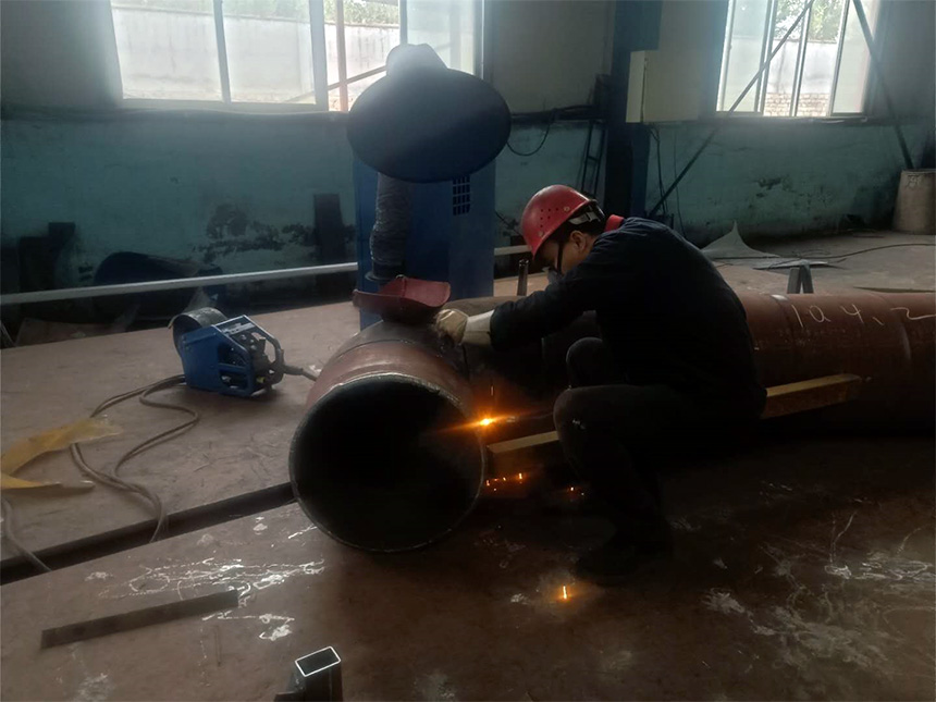 【耐磨管道】韶欣的技術(shù)老師正在焊接耐磨管道(圖1) 【耐磨管道】韶欣的技術(shù)老師正在焊接耐磨管道(圖1)